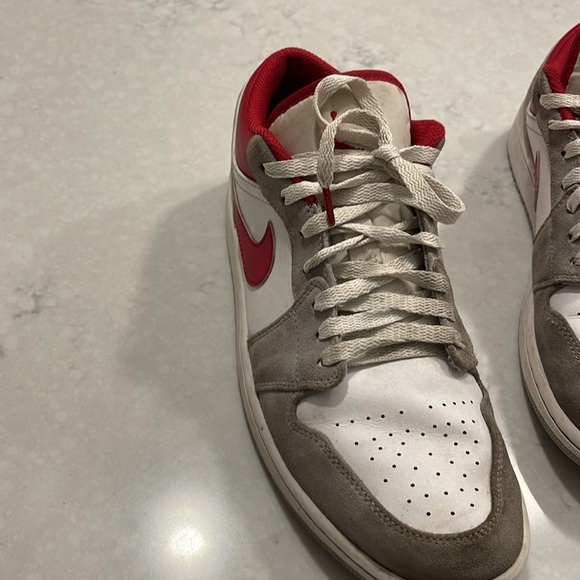 Low top Air Jordans - Picture 4 of 9